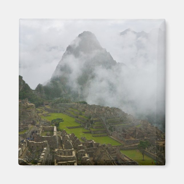 Antike Ruinen von Machu Picchu mit Anden Magnet (Vorne)