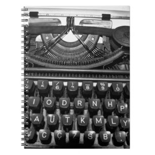 Antike Schreibmaschine, die im Korrespondenzverkeh Notizblock