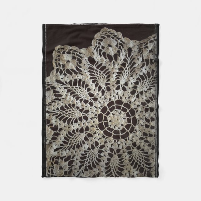 Antike schwarze und weiße Spitzen-Doily Fleecedecke (Vorderseite)