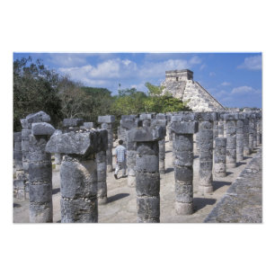 Antike Steinpfeiler in Chichen Itza. Zentral Fotodruck