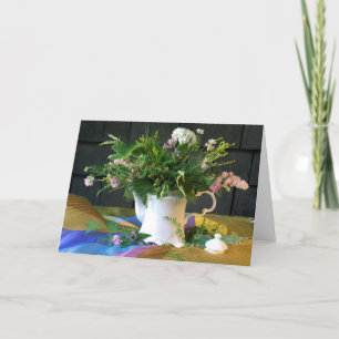 Antike Teekanne, Schal und Wildblumen Karte
