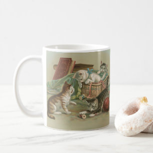 Antike viktorianische Kätzchen spielen im Nähkorb Kaffeetasse