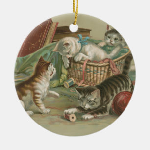 Antike viktorianische Kätzchen spielen im Nähkorb Keramik Ornament