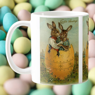 Antike viktorianische Osterhasen in einem goldenen Tasse