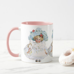 Antike viktorianische Puppe eines Babymädchens mit Tasse