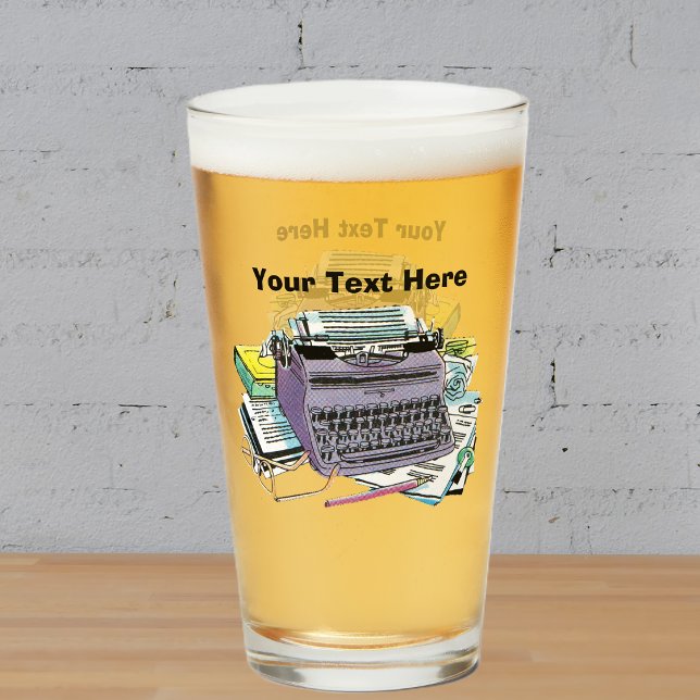 Antike violette Schreibmaschine Stifte Papier Büch Glas (mid century purple manual typewriter, books, pens paper for writers on glass drink tumbler.)
