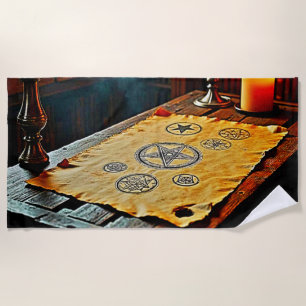 Antike Zauber auf einem Mystischen Scroll Strandtuch