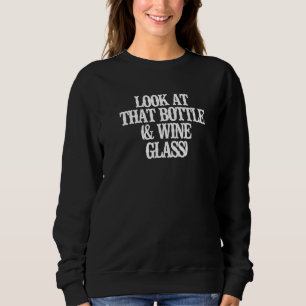 Antiker Blick auf diese Flasche und Weinglas Sweatshirt