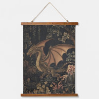 Antiker Drache im Wald