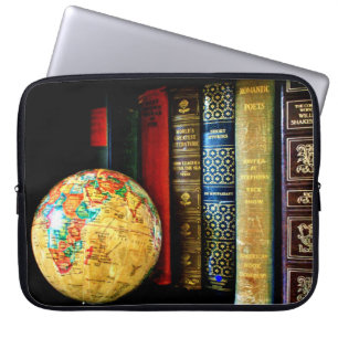 Antiker Globus und Bücher Laptopschutzhülle