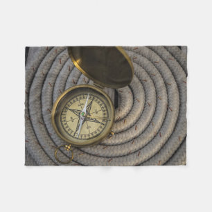 Antiker Kompass auf Segelboot-Plattform Fleecedecke