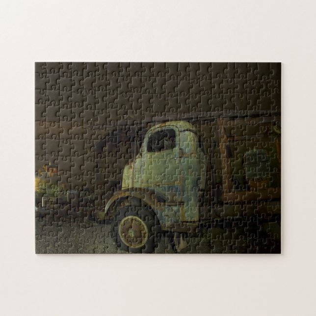 Antiker LKW an verlassener Scheune Puzzle (Horizontal)