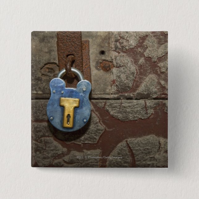 Antiker Metallverschluß auf Steinwand Button (Vorderseite)