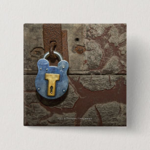 Antiker Metallverschluß auf Steinwand Button