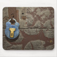 Antiker Metallverschluß auf Steinwand