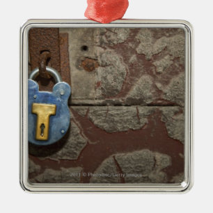 Antiker Metallverschluß auf Steinwand Ornament Aus Metall