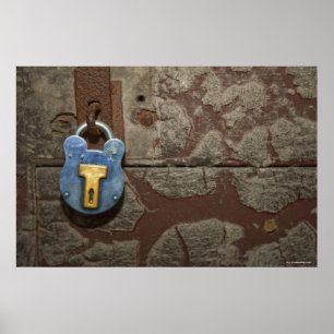 Antiker Metallverschluß auf Steinwand Poster