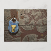 Antiker Metallverschluß auf Steinwand