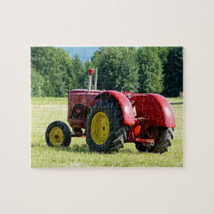 Antiker roter und gelber Traktor auf dem Feld Puzzle
