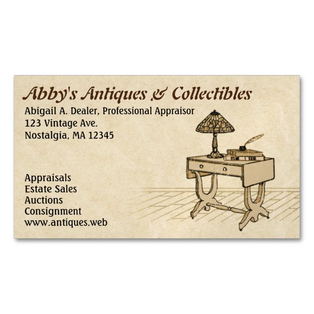 Antiker Schreibtisch mit Lampe, Büchern und Pen Magnetische Visitenkarte (Vorderseite)