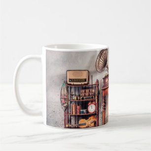 Antiker Stuhl, alte Schreibmaschine, Retro-Radio, Kaffeetasse