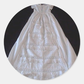 Antikes Ayrshire-Spitzen-Taufkleid Runder Aufkleber