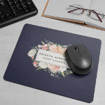 Antikes Blumenlogo | Blush & Navy Mousepad<br><div class="desc">Das elegante Mousepad-Design mit Blumenmousepad ist mit Ihrem Namen und/oder Firmennamen gerahmt,  der durch eine weitläufige Aquarellfarbe in Rosa,  Salbei,  Pfirsich und Creme auf einem kontrastierenden,  tiefblauen Hintergrund der Mitternacht.</div>