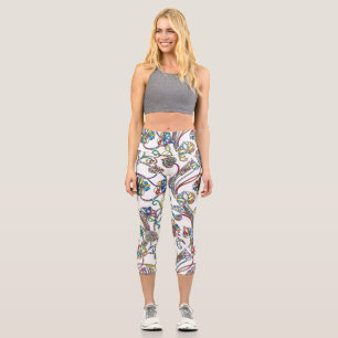 Antikes Blumenmuster Multi Color auf Weiß Capri Leggings