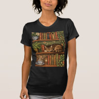 Antikes Bücherregal mit Katze und Kaffee