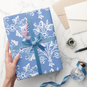 Antikes florales Damastmuster in Weiß und Kornblum Geschenkpapier