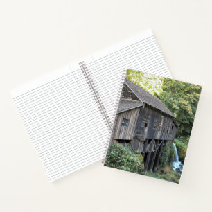 Antikes Foto einer Holzgetreidemühle Notizbuch