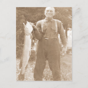 Antikes Foto eines Mannes, der einen großen Fisch Postkarte