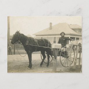 Antikes Foto eines Postboten, der Post ausliefert Postkarte
