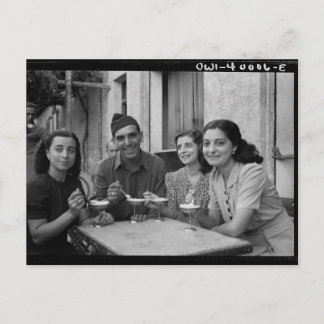 Antikes Foto von Menschen, die Eis essen Postkarte