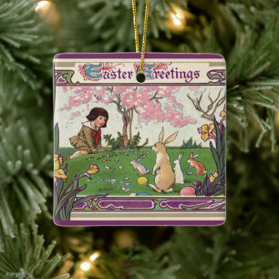 Antikes Kind auf einer Ostereiersuche mit Tieren Keramikornament