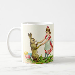 Antikes kleines Mädchen tanzt mit Häschen-Oster-Ei Kaffeetasse