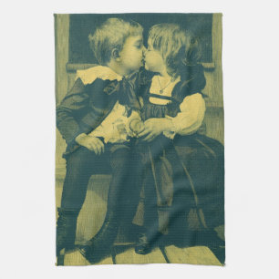 Antikes Liebes- und Romantik-Foto, Kinder küssen s Geschirrtuch