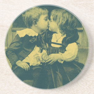 Antikes Liebes- und Romantikfoto, Kinder küssen si Getränkeuntersetzer