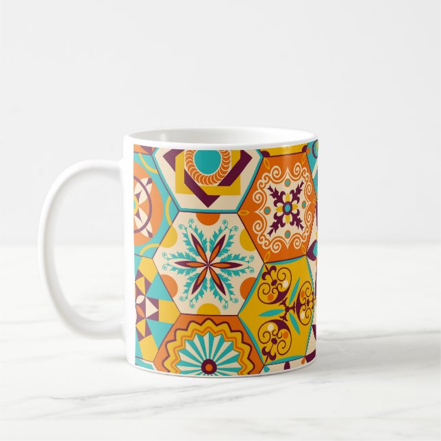 antikes Patchwork-Quilt-Muster. Antike Dekoration Kaffeetasse (Links)