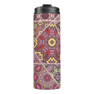 Antikes Patchwork-Quilt-Muster. Antike Dekoration Thermosbecher