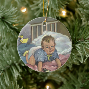 Antikes süßes Baby spielt im Kinderbett, Kindersch Keramikornament