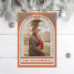 Antique Arch Holly Deko Orange Holiday Foto Card Feiertagskarte<br><div class="desc">Bearbeiten und anpassen,  um den Gruß,  Familiennamen,  das Jahr,  die Schriftart und die Nachricht auf der Rückseite zu ändern. Passen Sie weiter an,  um mehr Text oder mehr Fotos auf der Rückseite hinzuzufügen.</div>