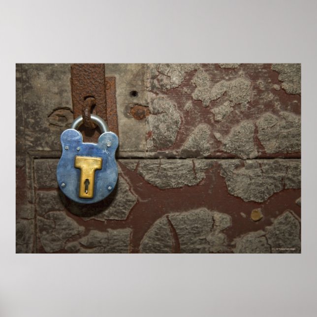 Antique Metal Lock auf Steinmauer Poster (Vorne)