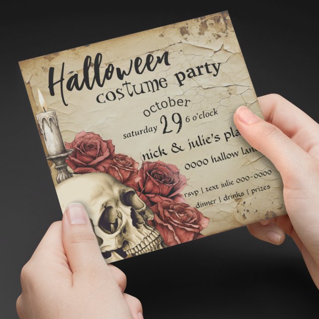 Antiquierte Rose und unheimliches Halloween-Party (Macabre spooky customizable Halloween party invitation with skull, red roses and a lit candle. )