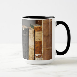 Antiquitätenbücher zur Tasse des Shelds