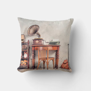 Antiquitätenstuhl, alte Schreibmaschine, Retroradi Kissen