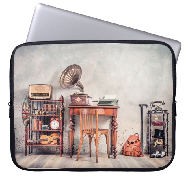 Antiquitätenstuhl, alte Schreibmaschine, Retroradi Laptopschutzhülle (Vorderseite)
