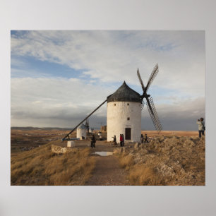 Antiquitätenwindmühlen La Mancha mit Besuchern Poster