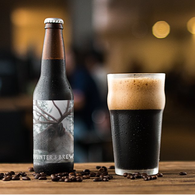 Antlertes Kariou-Foto Personalisiert Bierflaschenetikett (In Situ Glass of Beer)