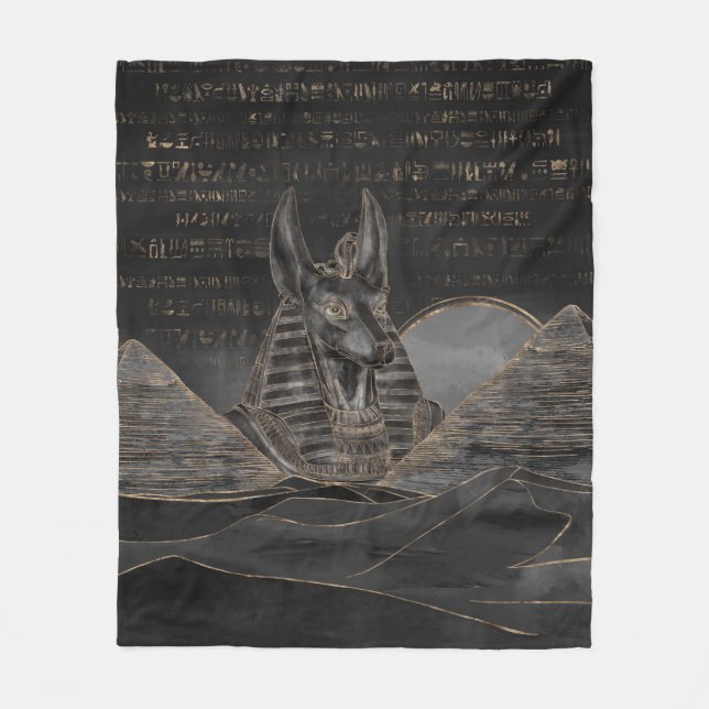 Anubis auf ägyptischer Pyramidelandschaft Fleecedecke (Vorderseite)